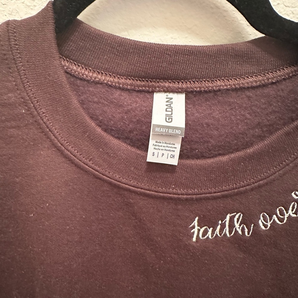 BRAND NEW SAMPLE GILDAN FAITH OVER FEAR COLLAR EMBROIDERED SWEATSHIRT SIZE SMALL - Picture 3 of 4
